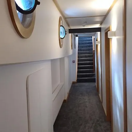 Kyle Blue - Harbour Luxury Boat Hostel Bristol