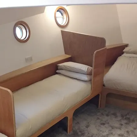 Kyle Blue - Harbour Luxury Boat Hostel *