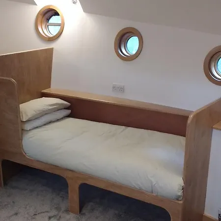 Kyle Blue - Harbour Luxury Boat Hostel