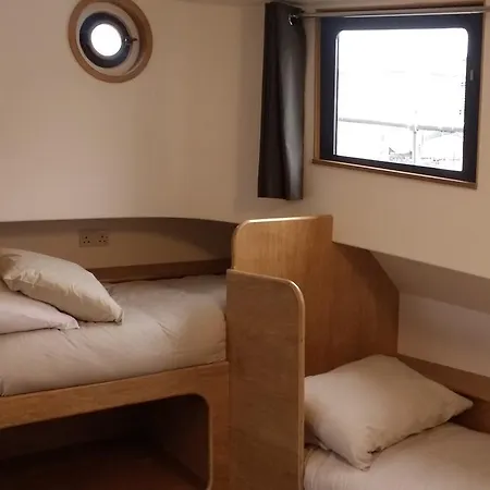 Kyle Blue - Harbour Luxury Boat Hostel *