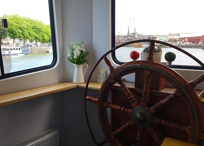 Kyle Blue - Harbour Luxury Boat Hostel