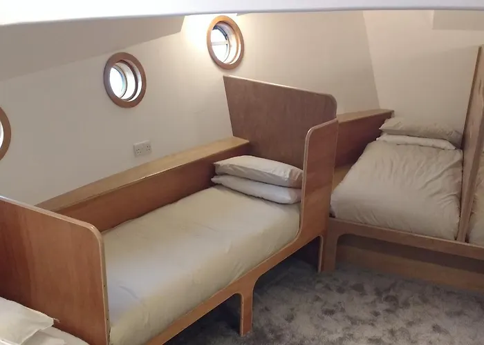 Kyle Blue - Harbour Luxury Boat Hostel *