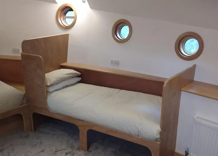 Kyle Blue - Harbour Luxury Boat Hostal