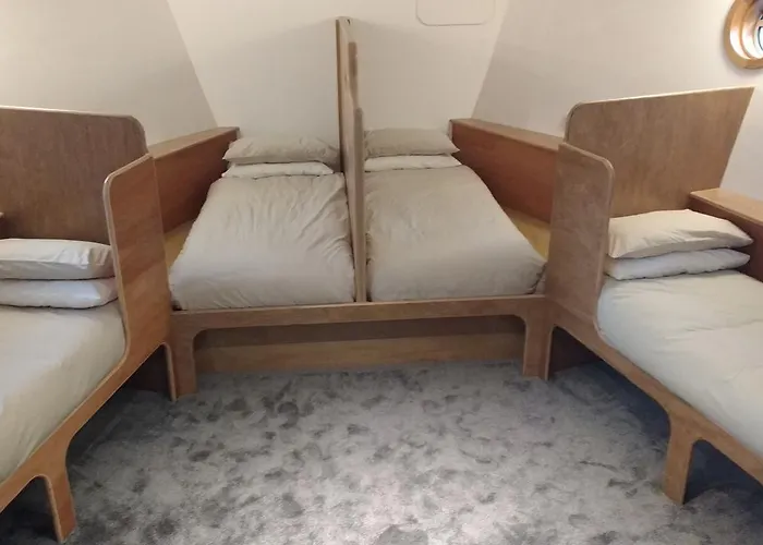 Kyle Blue - Harbour Luxury Boat Hostal *