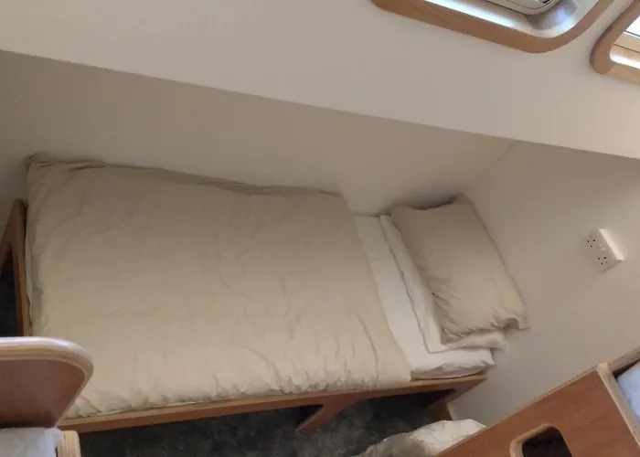 Kyle Blue - Harbour Luxury Boat Hostal *