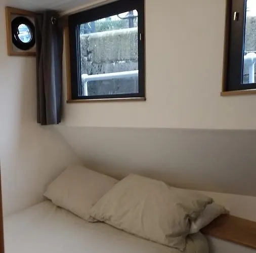 Kyle Blue - Harbour Luxury Boat Hostel Bristol