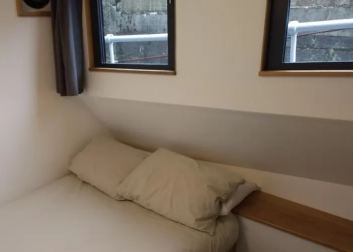 Kyle Blue - Harbour Luxury Boat Hostal