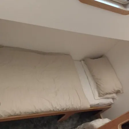 Kyle Blue - Harbour Luxury Boat Hostel *