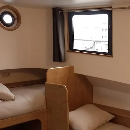 Kyle Blue - Harbour Luxury Boat Hostel *