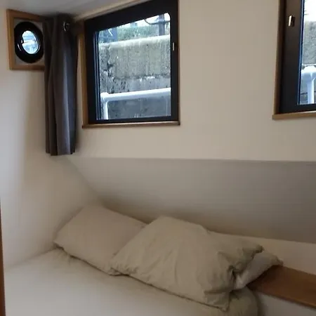 Kyle Blue - Harbour Luxury Boat Hostel Bristol