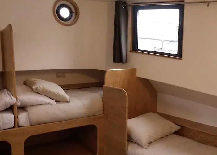 Kyle Blue - Harbour Luxury Boat Hostel *